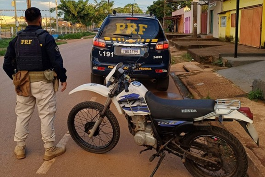 COMBATE AO CRIME: Polícia Rodoviária Federal recupera veículo com restrição de roubo e furto