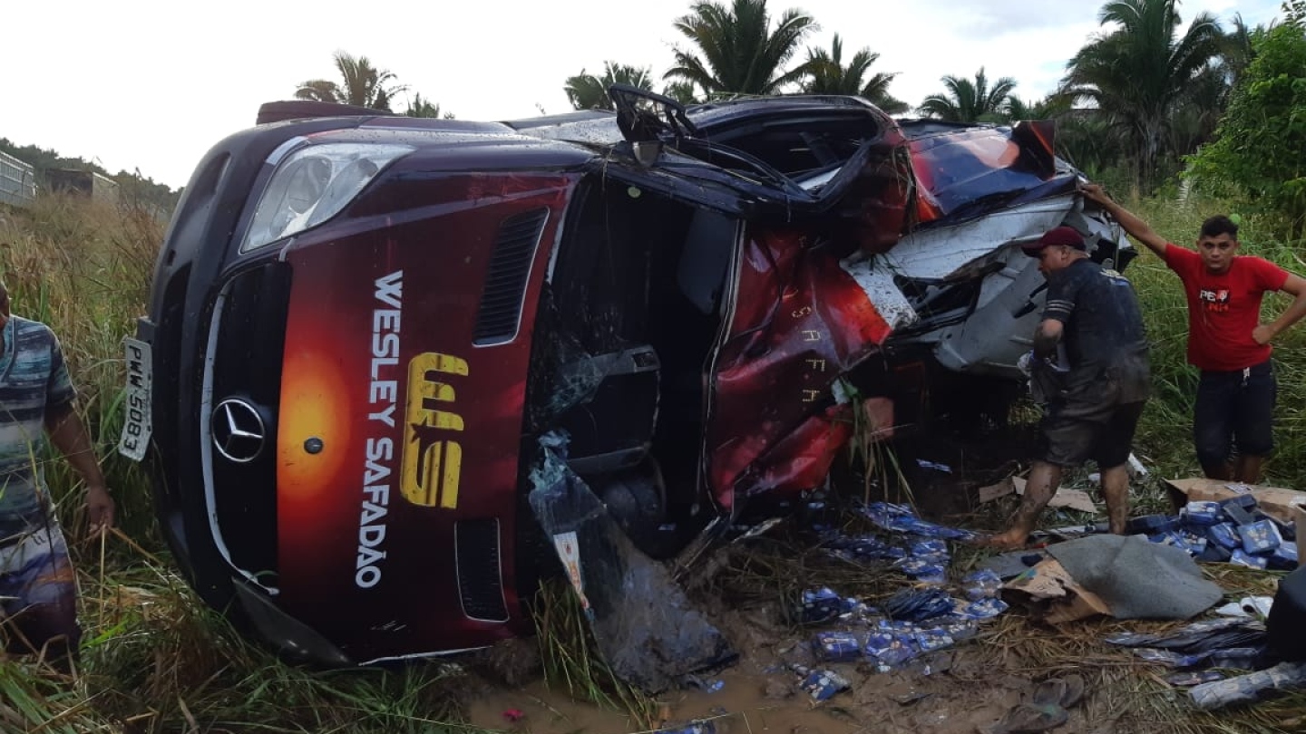 GRAVE: Acidente com van do cantor Wesley Safadão deixa um ferido