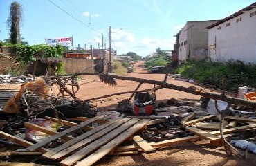 EMPORCALHADA – Moradores do bairro Mato Grosso bloqueiam rua e prometem atear fogo em pneus em principal via do bairro – Fotos e Vídeo