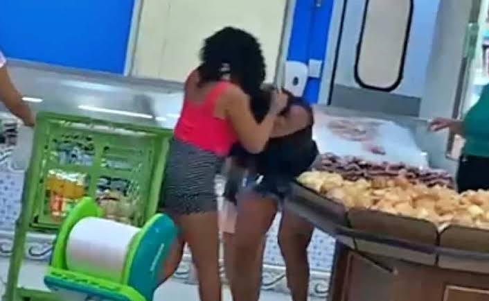DESINTELIGÊNCIA: Professora é agredida pela atual do ex-marido em supermercado