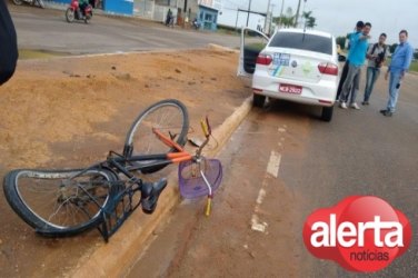 Ciclista é atropelada por táxi ao atravessar via