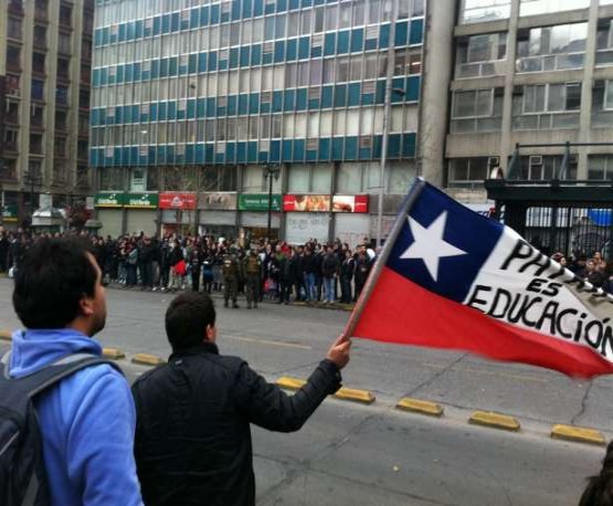 Chile tem confrontos violentos em manifestações por educação gratuita