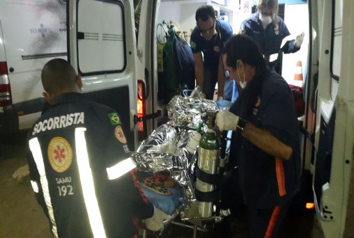 Mulher tem faca cravada no abdômen pelo marido 