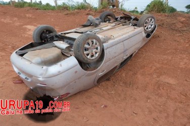 Motorista perde controle de veículo zero quilometro e acaba capotando