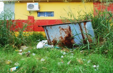 CENA DA CIDADE - Mato alto e lixo ao lado de posto de saúde preocupa comunidade