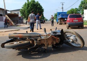 Motociclista quebra o pé em acidente