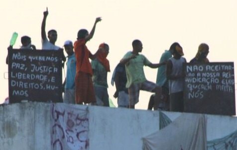 Detentos usam cartaz para dizer que rebelião não acabou