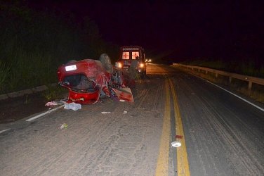 Homem morre após ser atirado do carro durante acidente