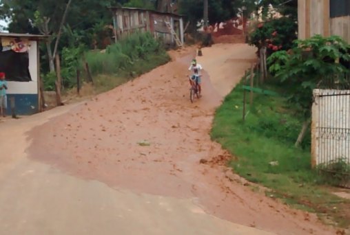 Adutora de obra estoura e deixa comunidade novamente sem água