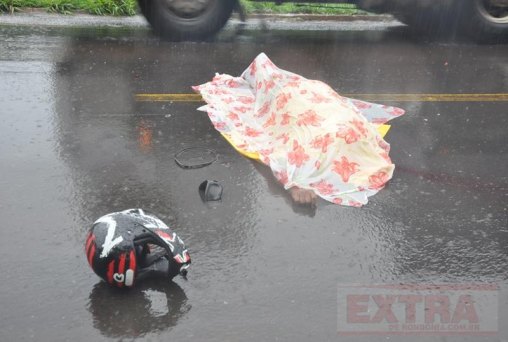 Motocilcista bate em traseira de carreta e morre no local