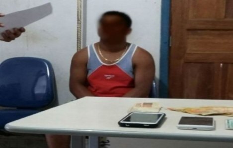 Homem é preso com entorpecente e disse comercializar em sua residência