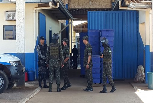 COE e Exército realizam operação de revista no presídio Urso Panda