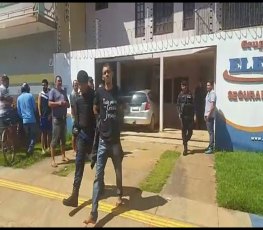 VÍDEO - Dupla é presa após praticar roubo e tentar se esconder em empresa