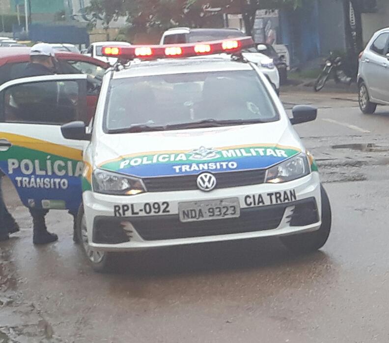 EMBRIAGADO: Motorista é preso após colisão com carro estacionado