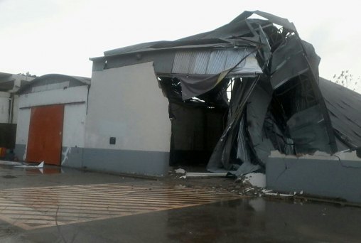 TEMPORAL - Cobertura de galpão é destruída pelo vento