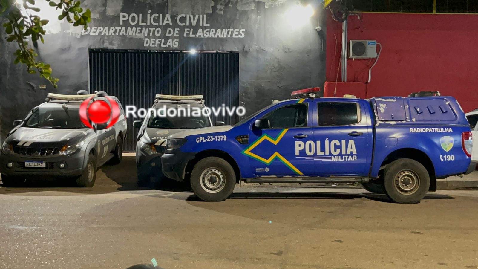 DEU POLÍCIA: Mãe chega da igreja e encontra filho alterado, ameaçando e quebrando tudo