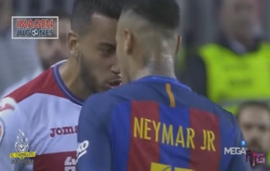 Troca de empurrões entre Neymar e zagueiro no vestiário - VÍDEO