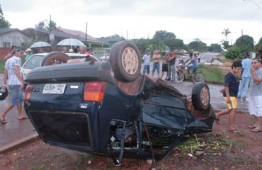 PIMENTA BUENO – Carro capota após se envolver em acidente 