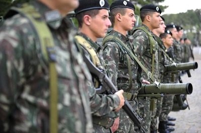 Exército está de sobreaviso contra distúrbios nos atos pró e contra impeachment
