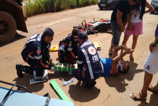 Motociclista tenta ultrapassar carreta e sofre grave acidente em Porto Velho 