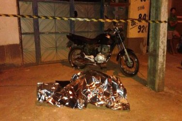 Adolescente morre após  chocar moto em poste