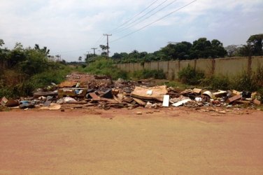 CENA DA CIDADE - Lixo abandonado se integra a paisagem em bairro da zona Sul - FOTOS E VÍDEO