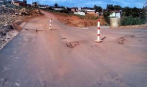 
Moradores reclamam de afundamento em rua pavimentada há menos de um mês
