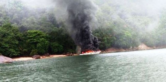 Incêndio atinge embarcação de luxo no Guarujá, litoral de SP