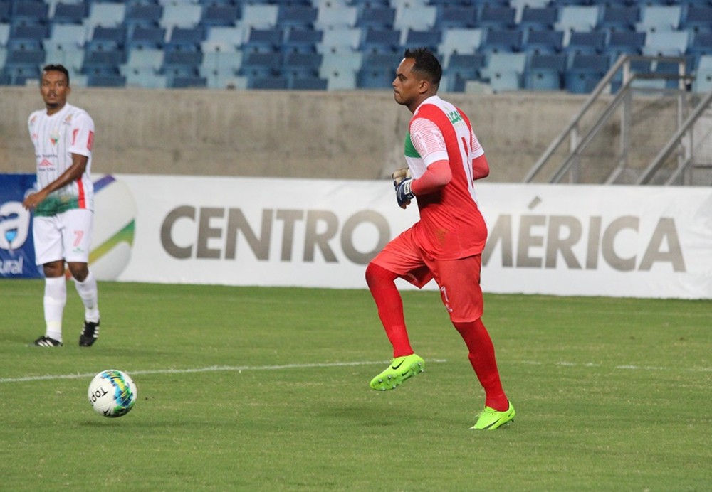 Goleiro preso durante partida é solto e retoma treinamentos