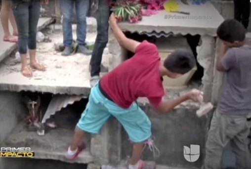 CHOCANTE - Adolescente acorda dentro do caixão em sepultura para assombro da família – Vídeo