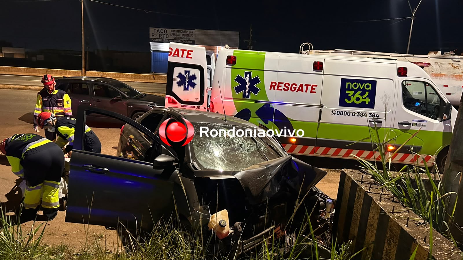 VIDEO: Três pessoas ficam feridas após carro bater em poste na Rua da Beira