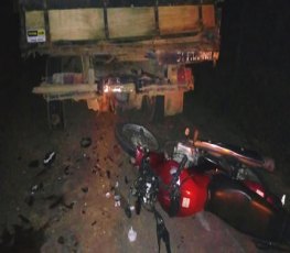 Jovem morre ao colidir moto na traseira de caminhonete parada 