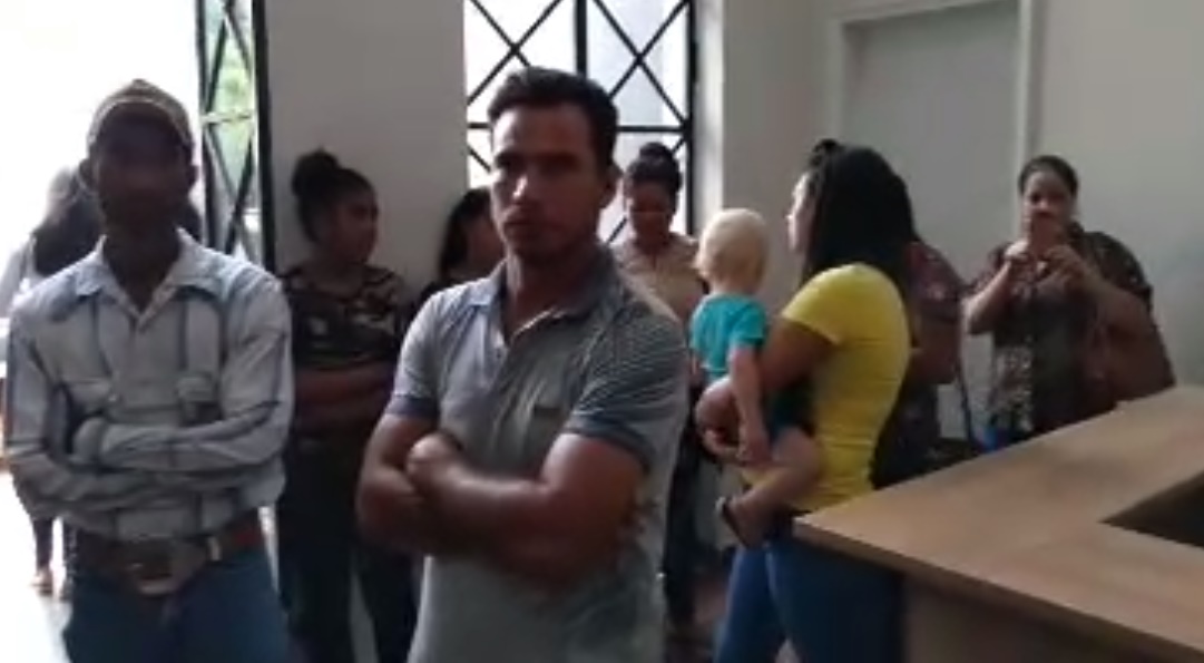 VÍDEO: Pais fazem protesto por falta de transporte escolar na Prefeitura de Porto Velho