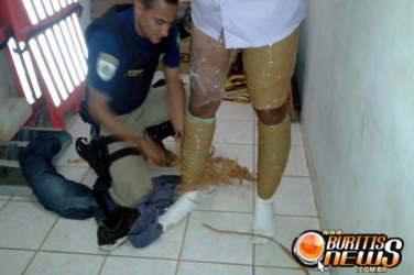 Homem é preso levando 5kg de drogas nas coxas