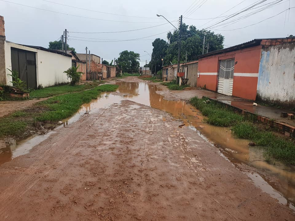 SÓ BURACO: População fecha rua no bairro Socialista contra descaso da Prefeitura