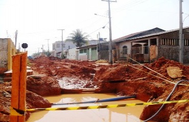 SANEAMENTO BÁSICO – Moradores do bairro Aponiã estão indignados com obra inacabada – Fotos