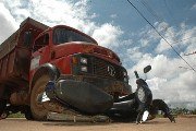 Motorista de caminhão sem placa invade preferencial e atropela motociclista