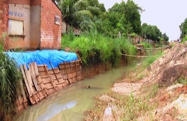 Moradores do Esperança da Comunidade em pânico com obra inacabada da Prefeitura; chuvas podem provocar deslizamento e destruir casas – Confira vídeo e fotos