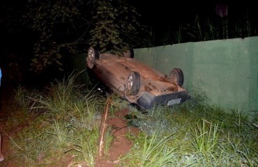 TRÂNSITO - Automóvel capota em avenida da capital - Fotos