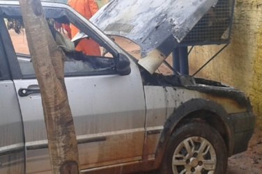 Veículo pega fogo em frente à escola municipal 