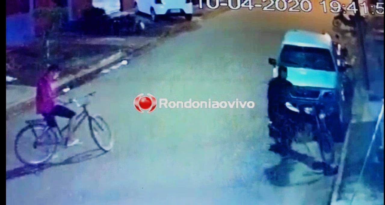 VÍDEO: Criminosos são filmados furtando moto em frente de residência