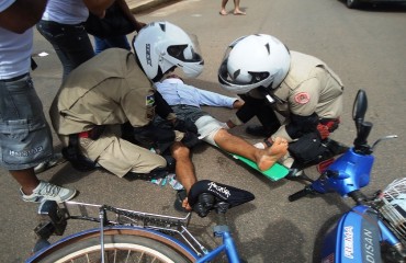 DESATENÇÃO - Ciclista é atropelado após avançar cruzamento na Sete de Setembro