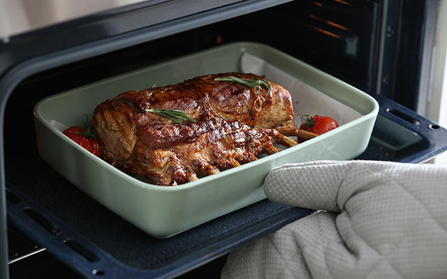 NEM MANTEIGA, NEM ÓLEO: Truque para a costela no forno ficar mais macia e saborosa