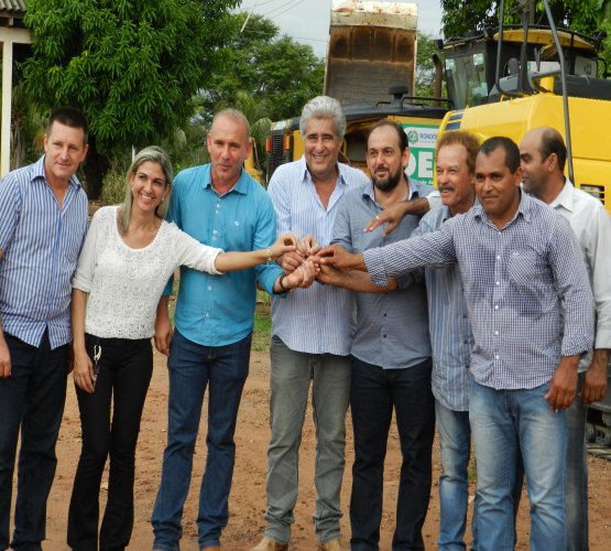 Indicação de Laerte Gomes ao DER resulta em nova escavadeira a Alvorada