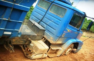 LAMAÇAL - Bairro da capital tem ruas tomadas por água e muita lama – Fotos e vídeo