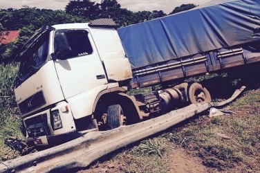 Motorista perde controle e carreta sai da pista na BR 364