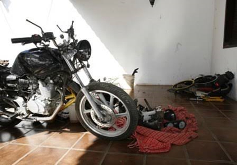 RECEPTAÇÃO: Empresário é preso em oficina ao ser flagrado com motocicleta roubada