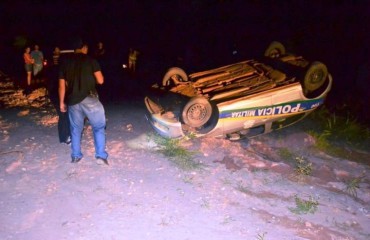 Viatura da Polícia Militar capota durante perseguição