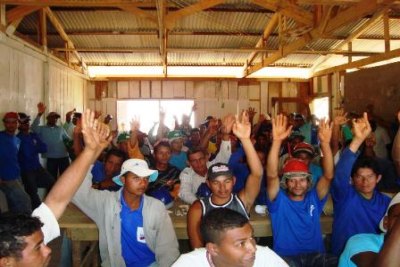 Trabalhadores de Jirau e Santo Antônio paralisam atividades e mais de 24 mil aderem a greve 