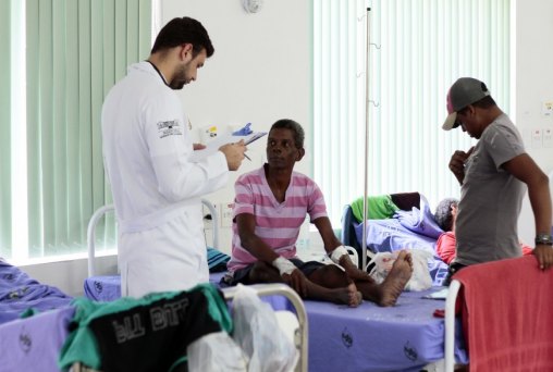 Pacientes de ortopedia lotam o Hospital de Base Ary Pinheiro